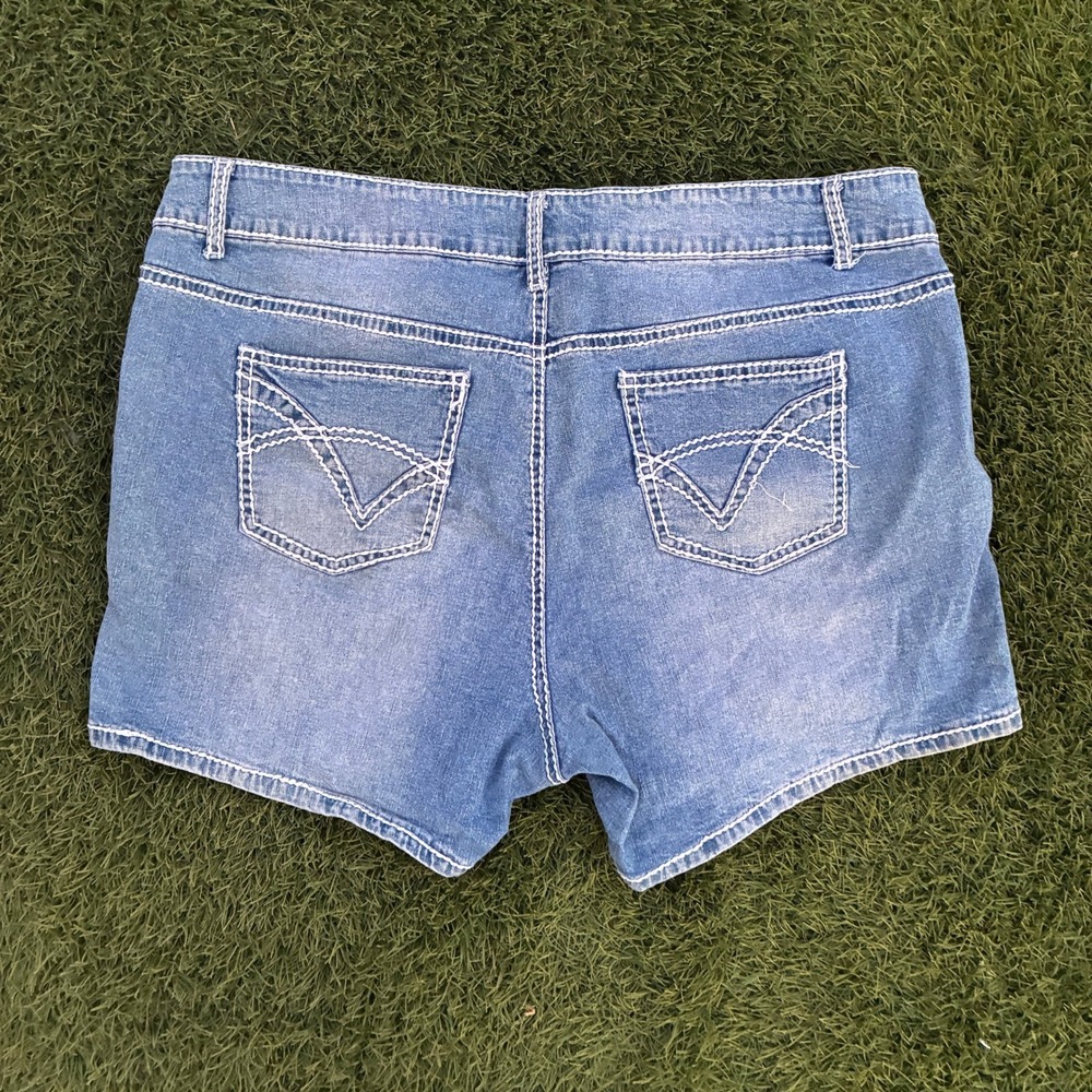 Piper & Blue Womens 20W 40x4 Medium Wash Distressed Denim Shorts Contrast Stitch - Picture 2 of 7